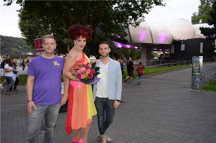 (v.l.) Arnd Krohmann (Vorstandsmitglied Verein zur Förderung des Koblenzer CSD), Schirmherrin Dörthe Dutt und Marvin Schuth (Leitung Marketing Seilbahn Koblenz) beim Pre-Opening an der Talstation der Seilbahn.
