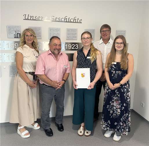 (v.l.) Ausbildungsleiterin Carmen Schäfer und Bürgermeister Alfred Schomisch mit der neuen Anwärterin Anuschka Knightley, Büroleiter Michael Augel und Personalratsvertreterin Lea Göbel zu Beginn der Laufbahnprüfung für das 2. Einstiegsamt.  Foto: Julia Lanz, Verbandsgemeinde Vordereifel