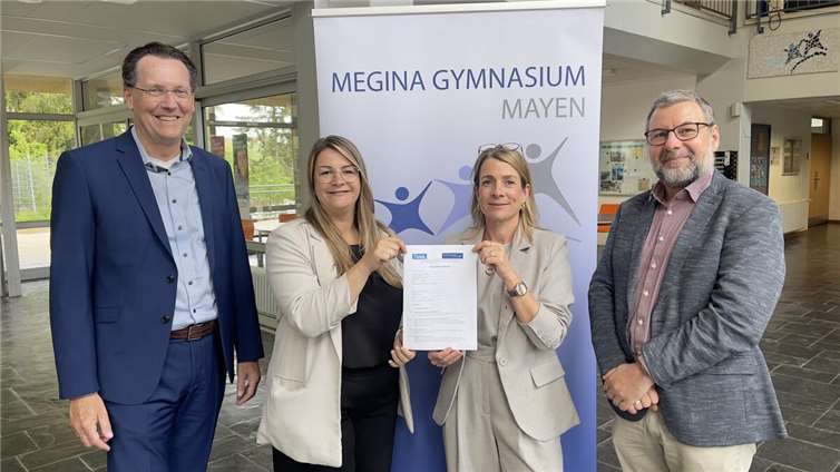 (v.l.) Axel Gleis und Linda Greger von der Debeka sowie Anke Turco und Michael Sexauer vom Megina-Gymnasium.  Foto: Martin Jüngermann