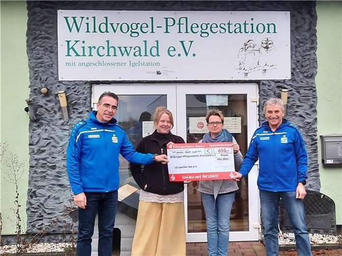 (v.l.) Axel Schäfer, Frau Teubner, Frau Böhmer und Klaus Jahnz bei der Scheckübergabe. Foto: privat