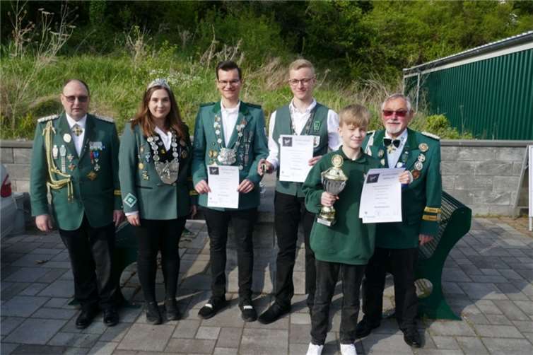 (v.l.) BM Alfred Degen, DKönigin Teresa Wittig, BPrinz Tobias Lorig, SchPrinz Luis Velten, BPrinz Damian Lange und BJgSM Manfred Fröhlig.