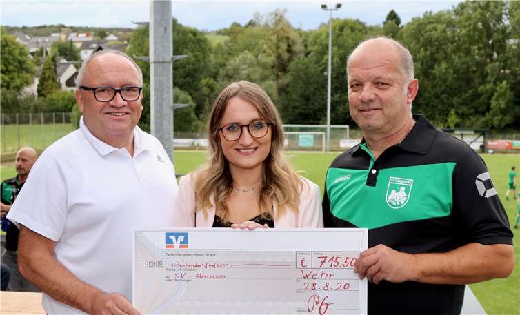 v.l. Bäckermeister Rolf Genn und Tochter Jessica Genn bei der Scheckübergabe an den Vorsitzenden des SV Oberzissen, Manfred Dedenbach. Foto: Claus Deptalla