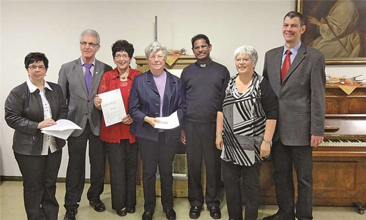 v.l. Bärbel Kröber, Paul Kaleta, Ingrid Dickers, Inge Dötsch, Pater Joy, Brigitte Brohl und Ralf Dötsch.Leo Freudenberg