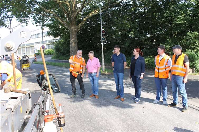 (v.l). Bauleiter Kurth, Bürgermeisterin Mohrs, Umweltamtsleiter Johannes Mader, Lärmaktionsplanerin Katrin Freiberg, Abteilungsleiter Straßenunterhaltung im KSK Jens-Uwe Herrmann und Werkleiter Danne. Foto: Stadt Koblenz / T. Knaak