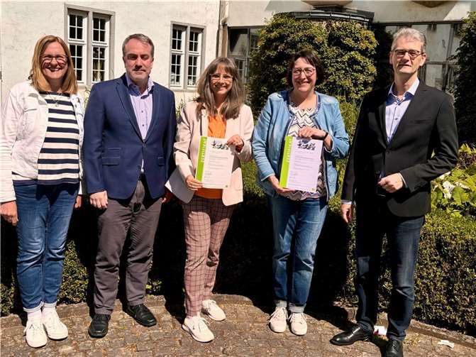 v.l.: Beate Gniffke, Fachberatung, Christian Felkl, Sachbereichsleiter Kindertagesbetreuung, Kerstin Tourbier, Städt. Kita Rappelkiste Güls, Stephanie Müller-Olbertz, Städt. Kita Pusteblume Neuendorf, Peer Pabst, Jugendamtsleiter.  Foto: Stadt Koblenz, Sophia Breßler-Zeitz