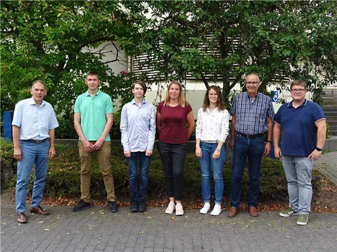 (v.l.) Behördenleiter Klaus Marder, Moritz Kadel, Florian Breitbach, Sonja Heise, Nicola Hermes, Ausbildungsleiter Thomas Jakobs und Personalratsvorsitzender Tim Herrmann.  Foto: privat