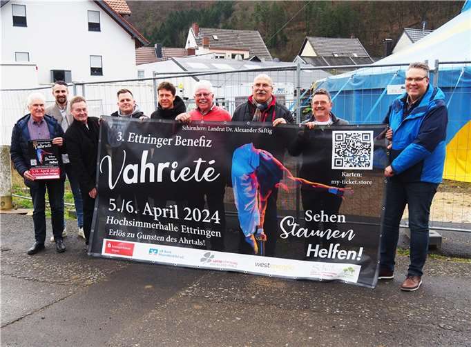 (v.l.) Beim Aufstellen der Ankündigung: Dieter Litzmann (Beigeordneter aus Rech), Sebastian Sonntag von der AöR, Frank Auvera (Bürgermeister aus Mayschoß), Martin Schell (AöR), Jens Schmitt (Varieté-Regisseur), Alfred Sebastian (Bürgermeister Dernau), Werner Spitzley (Bürgermeister Ettringen), Gerhard Schreyer (Beigeordneter Rech) und Organisator Jörg Bergweiler.  Fotos: BS