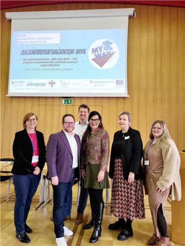 (v.l.) Belma Heimisch (JBA+ Projektkoordinatorin), Pascal Badziong (1.Kreisbeigeordneter Landkreis Mayen Koblenz), Micheal Kock (Flüchtlingskoordinator), Rebecca Strittmatter (BBS Andernach) Sandra Schumacher(Geschäftsführung Jobcenter Landkreis Mayen-Koblenz) Julia Fuhrmann (Teamleitung Berufsberatung vor dem Erwerbsleben Arbeitsagentur Mayen-Koblenz).