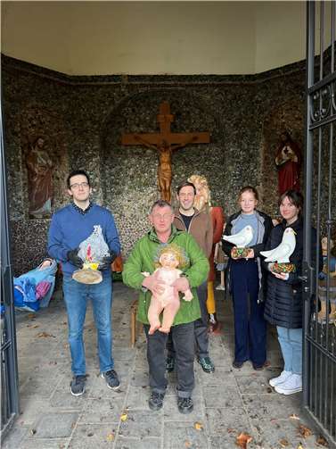(v.l.) Ben Schultze (Student in der Unternehmenskommunikation, Jürgen Neidhardt (Kloster Ebernach), Bruder Michael (Kloster Ebernach), Viviane Gniffke und Hannah Koll (FSJ Kultur) bauen die lebensgroße Ebernacher Krippe auf.  Foto: privat