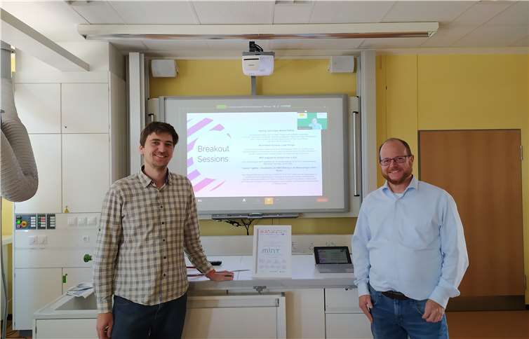 (v.l.) Benedikt Müller (Vorsitzende der MINT-Teilkonferenz) und Schulleiter Johannes Arnold mit der Auszeichnung.Fotos: privat