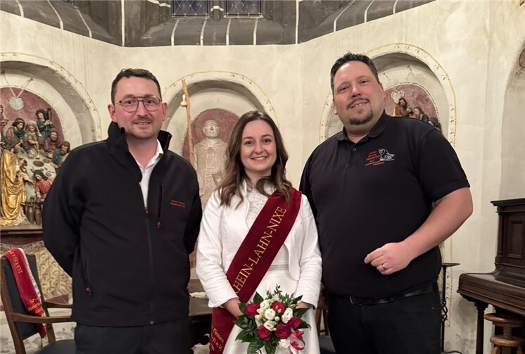 v.l.: Benjamin Kadenbach und Andreas Birtel mit Rhein-Lahn-Nixe Kristina I. mit neuer Schärpe