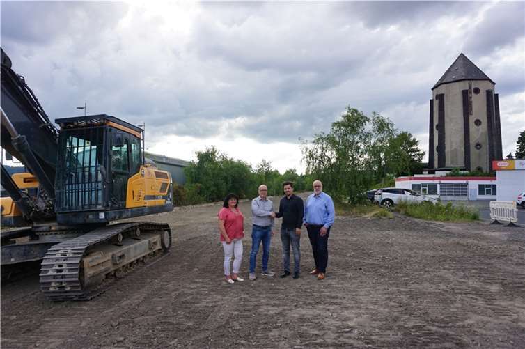 (v.l.) Bereichsleiterin der Wirtschaftsförderung Dagmar Luxem, Oberbürgermeister Dirk Meid, Prokurist der WMM AG Sebastian Waltl und Fachbereichsleiter 1, Uwe Hoffmann.  Foto: Jacqueline Blang/ Stadt Mayen