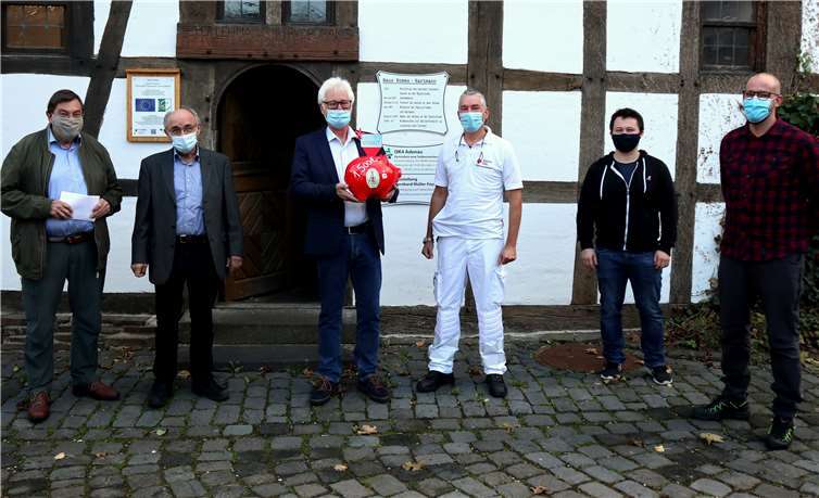 (v.l.) Bernd Schiffarth (Vorsitzender Förderverein Krankenhaus & Notarztstandort Adenau e.V.), Helmut Koch (Brudermeister Weinbruderschaft), Klaus Dinges (Schatzmeister Weinbruderschaft), Dr. med. Eicke Neubert, Marcel Weber und Dr. med. Martin Schiffarth bei der Spendenübergabe. Fotos: CF