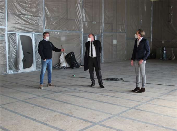 (v.l.) Bernhard Ruf, Betreiber des angeschlossenen Parkhotels „Am Schnänzchen“, erklärt Achim Hütten (Mitte) und Marc Ruland (rechts) die aktuellen Sanierungsschritte in der Mittelrheinhalle. Foto: privat