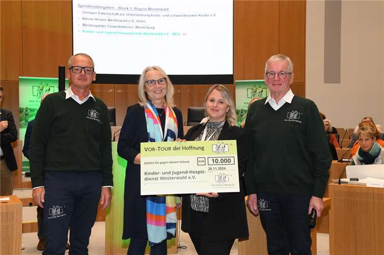 (v.l.) Bernhard Sommer, Erster Vorsitzender der VOR-TOUR der Hoffnung, Doro Meurer und Saskia Leischmidt, Koordinatorinnen der Deutschen Kinderhospiz Dienste am Standort Hachenburg, Hans-Josef Bracht, Zweiter Vorsitzender der VOR-TOUR der Hoffnung, im Landtag in Mainz.  Foto: Landtag RLP/Kristina Schäfer