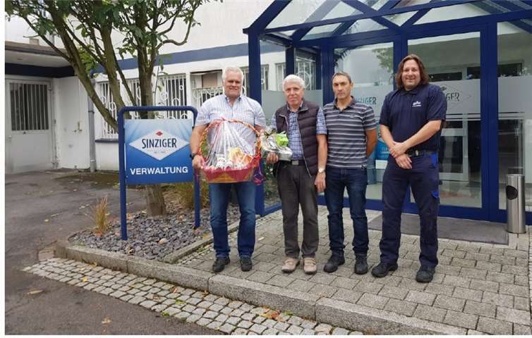 (v.l.): Betriebsleiter Jens Reinhold, Karl-Heinz Ockenfels, Produktionsleiter Joachim Ockenfels und Betriebsratsvorsitzender André Rick. Sinziger Mineralbrunnen