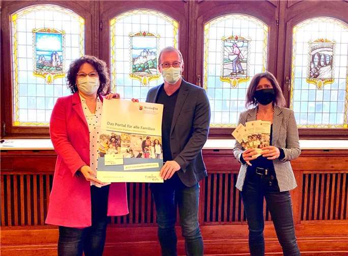 (v.l.) Bettina Cornely, Familienbeauftragte der Verbandsgemeinde Mendig, Jörg Lempertz, Bürgermeister der Verbandsgemeinde Mendig und Ute Dernbach, Teilbereichsleiterin Familien, Schulen und Soziales.  Foto: Verbandsgemeinde Mendig