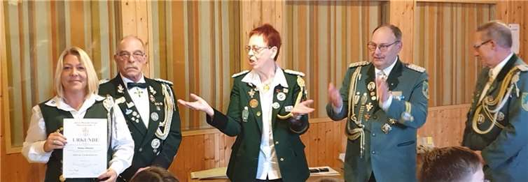 (v.l.) Bettina Schneider, Hans-Werner Schneider, Stellv. Bezirksbrudermeisterin Gertrud Otto, Bez. Brudermeister Alfred Degen und Bez. Schießmeister Frank König.  Foto: privat