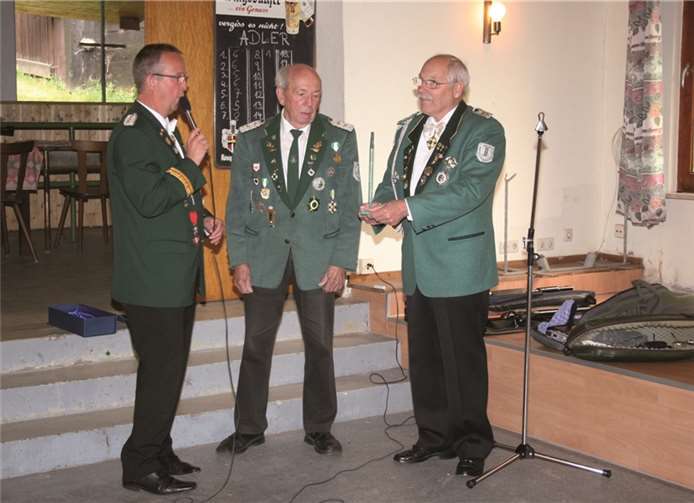 (v.l.) Bezirksbundesmeister Achim Berens, Kaiser und Ehrenbrudermeister Karl-Heinz Röser, Brudermeister Heinrich Heiermann.privat