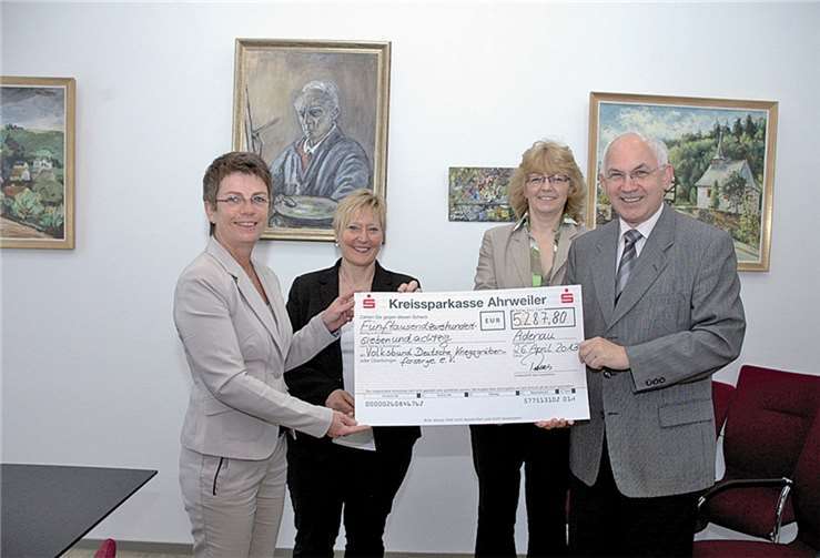 (v.l.) Bezirksgeschäftsführerin Bettina Hörter; die zuständige Mitarbeiterin der Verwaltung, Maria Dorsch; Ortsbürgermeisterin Monika Korden sowie Bürgermeister Hermann-Josef Romes. UM