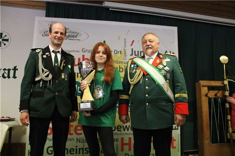 (v.l.) Bezirksjungschützenmeister Felix Stenzel, Diözesanschülerprinzessin Franziska Rössel und Bezirksbundesmeister Hubert Mohr.  Foto: privat