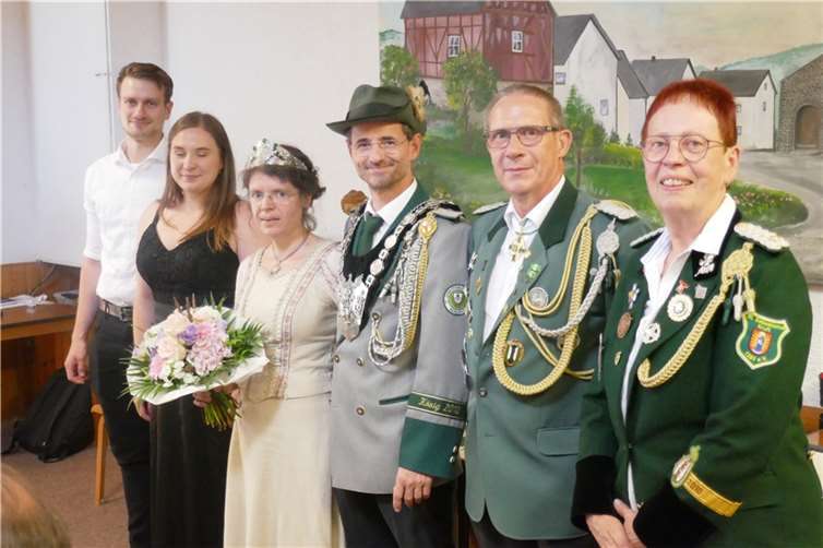 (v.l.) Bezirkskönigspaar 2019 Teresa und Daniel, Bezirkskönigspaar 2022 Sabine und Roland Lohner, Schießmeister Frank König und die st. Bundesmeisterin Gertrud Otto.