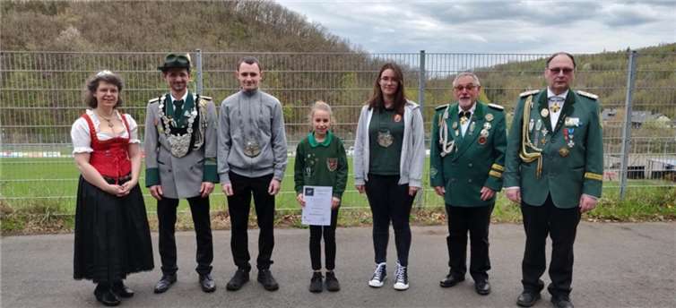 (v.l.) Bezirkskönigspaar Lohner, Benedikt Lohner, Annabelle Rausch, Paola Sarah Friedrich, JgShtzM Manfred Fröhlig und Bundesmeister Alfred Degen.  Foto: Manfred Fröhlig