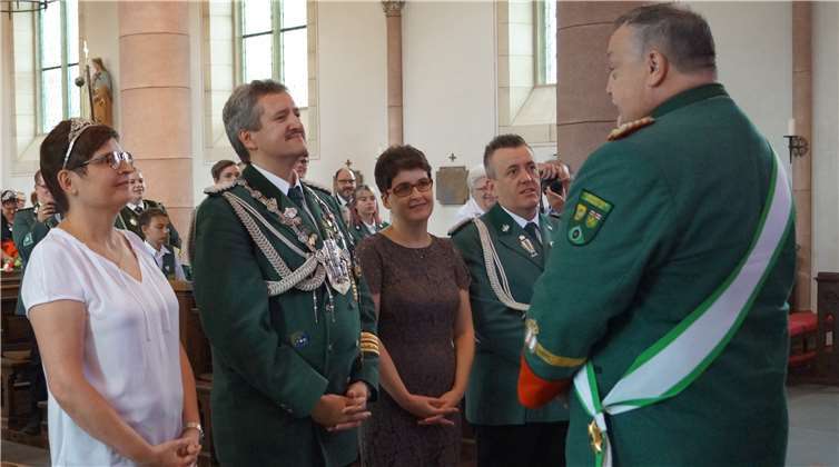 v.l. Bezirkskönigspaar Manuela und Frank Weber, altes Bezirkskönigspaar Petra Rössel und Frank Schäfer, Bezirksbundesmeister Hubert Mohr. privat