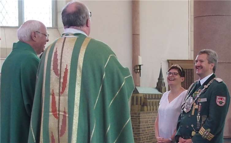 v.l. Bezirkspräses Diakon Winfried Stadtfeld, Diözesanpräses Regent Dr. Volker Malburg, Bezirkskönigspaar Manuela und Frank Weber