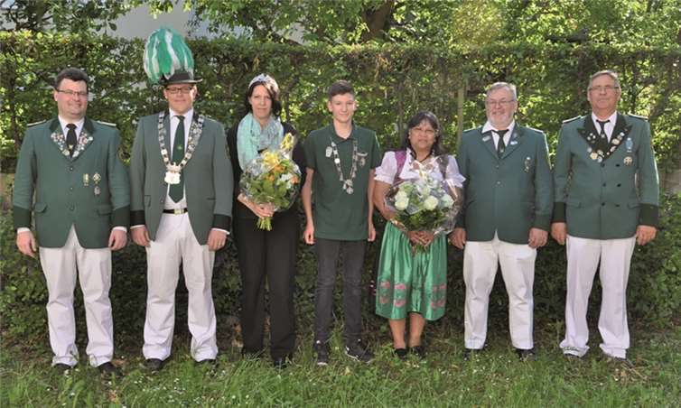 (v.l.) Brudermeister Bernd Sauer, Königspaar Christoph und Sabrina Stumm, Schülerprinz Luca Pistono, ehem. Königspaar Ella und Harald Hoffmann, Geschäftsführer Günter Hartmann. privat