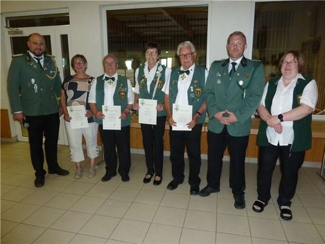 v.l.: Brudermeister Christoph Nolden, Christiane Patzelt, Rolf Dernbach, Monika Junk, Reinhold Maurer, stv. Brudermeister Maik Wienpahl, stv. JgSchtzM Bianca Osiecki.