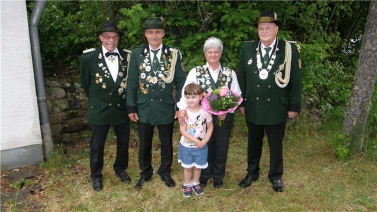 (v.l.) Brudermeister Hans - Werner Schneider, Scheibenkönig Hendryk Immisch mit Ehefrau Petra Immisch (und Freundin), sowie Schützenkönig Werner Rüber.  Fotos: privat