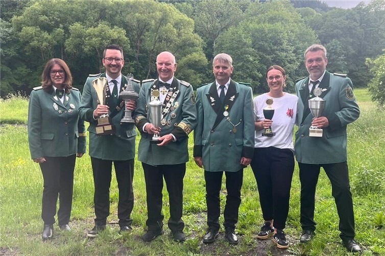 v.l. Brudermeisterin Kerstin Müller, Scheibenkönig Tobias Keßner, Vogelkönig Rudolf Müller, Bezirksscheibenkönig Ingo Klecha, Bürgerkönigin Silke Näckel, Jagdpächterpokal Christoph Schmitt