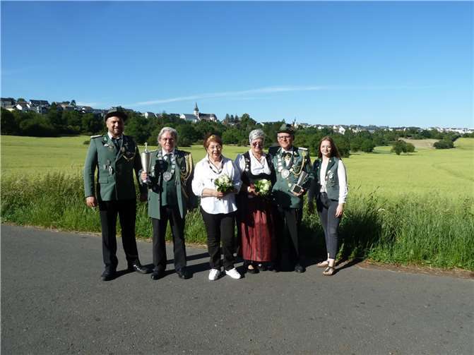 v.l.: Budermeister Christoph Nolden, Schützenkönig Willi Massion und seine Königin Melitta, Königin Edeltraud und Scheibenkönig Ulrich Eckhard; Jugendprinzessin Christin Rühle.  Fotos: privat