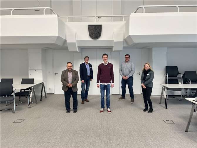 (v.l.) Bürgermeister Alfred Schomisch, Büroleiter Michael Augel, Nicolas Junglas, Personalratsvorsitzender Thomas Montada und Svenja Schulze-Entrup vom Arbeitskreis Mühlsteinrevier RheinEifel.  Foto: privat