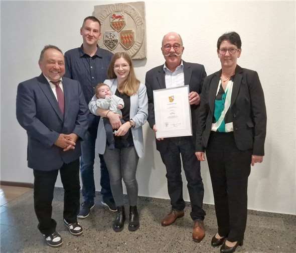 (v.l.) Bürgermeister Alfred Schomisch, Manuel Börder mit seiner Frau Mareike und Sohn Johann sowie Wilfried Börder mit Ehefrau Erna.  Foto: VG Vordereifel