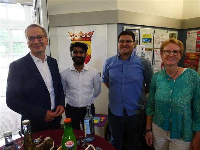 Ein besonderes Jubiläum (v.l.): Bürgermeister Andreas Geron, Shifaz Ameer und Cristobal Lopez von SLYCAN Trust und Renate Adams vom Förderverein Fairer Handel Sinzig e.V. Foto: Gerhard Adams