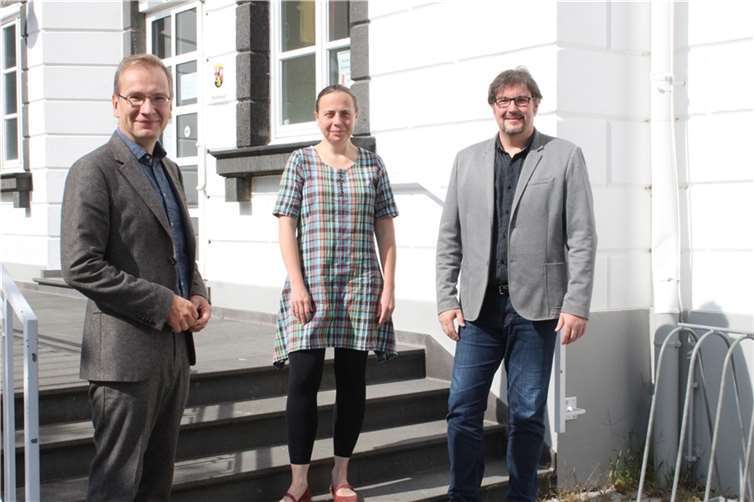 v.l.: Bürgermeister Andreas Geron, Stefani Jürries und Frank von Häfen vor dem Sinziger Rathaus (v.l.). Foto: Stadtverwaltung Sinzig