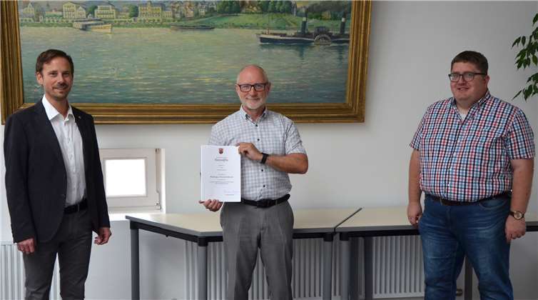 Stadtverwaltung gratuliert Bernhard Günther  (v.l.) Bürgermeister Björn Ingendahl, Jubilar Bernhard Günther und Robert Zimmermann. Foto: Stadt Remagen