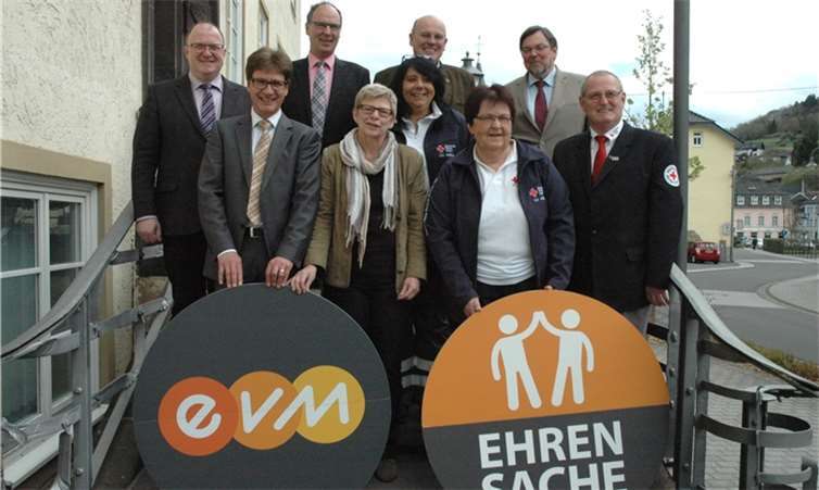 v.l. Bürgermeister Guido Nisius, Berthold Nick, EVM-Leiter kommunale Betreuung, Stadtbürgermeister Arnold Hoffmann, Ria Braun, Sozialkaufhaus, Karin Robertz, DRK-Ortsverein Adenau, Alfred Pitzen, „Unser Notarzt“, Renate Schmitt, DRK-Ortsverein Adenau, Bernd Schiffarth, „Unser Notarzt“, und Josef Krebsbach, DRK-Ortsverein AdenauUM
