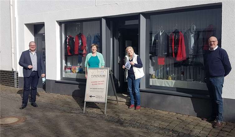 (v.l.) Bürgermeister Guido Nisius, Giesela Kutzner, Ria, Braun und Jugendpfleger Jürgen Schwarzmann. Foto: privat