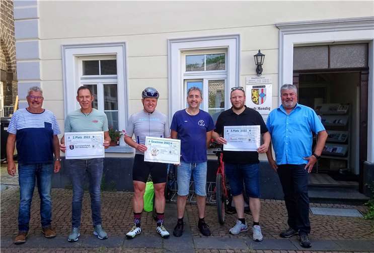 (v.l.) Bürgermeister Hans Peter Ammel, Michael Hamann für die KG Obermendig, Volker Bohlen und Edgar Girolstein für die Messdienergemeinschaft Mendig, Stefan Zellner für die Stadtsoldaten Mendig und Achim Grün, 1.Beigeordenter der Stadt Mendig.  Foto: privat