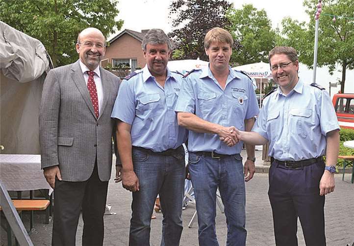(v.l.) Bürgermeister Herbert Georgi, stellvertretender Einheitsführer Wilfried Schmahl und Stadtwehrleiter Michael Zimmermann (r.) ehren Achim Simons (2.v.r.) für 25-jährige Treue zur Feuerwehr mit der silbernen Ehrennadel.