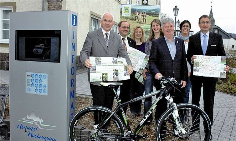 (v.l.) Bürgermeister Hermann-Josef Romes (VG Adenau), Bürgermeister Gerd Heilmann (VG Vordereifel), Sonja Simon (Tourist-Information Vordereifel), Daniela Gerhards (Sporthochschule Köln), Rolf Schumacher (Bürgermeister Stadt Mayen), Daniela Scheffold (Tourist-Information Adenau), Herbert Thelen (Direktor Volksbank RheinAhrEifel).UM