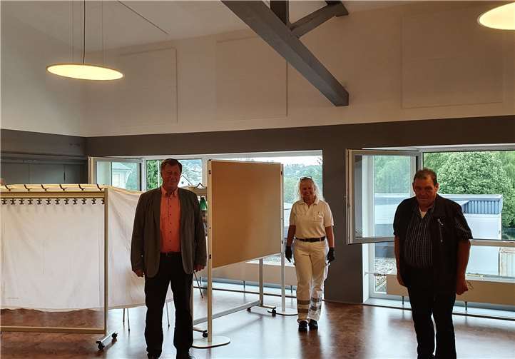 v.l.: Bürgermeister Horst Rasbach, Frau Becker-Kreimer (DRK), 1. Beigeordneter Wolfgang Theis.Foto: VG Puderbach