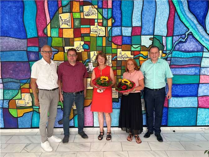(v.l.) Bürgermeister Johannes Bell, Marion Kroh, Margret Kreyer, Personalsachbearbeiter Dominik Friedrich und Büroleiter Armin Seiwert.  Foto: VG Brohltal
