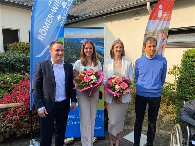 Corinna Bast wird neue Brunnenkönigin v.l.: Bürgermeister Marcel Caspers, Corinna Bast, Elena I, Andreas Windscheif. Fotos: SN
