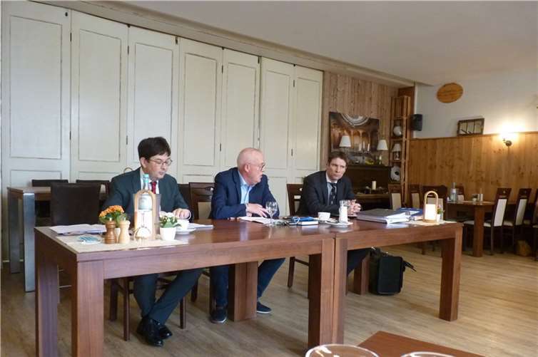 v.l. Bürgermeister Michael Mang, Fredi Winter und Rechtsanwalt Chrisitan Hecken. Foto: HE