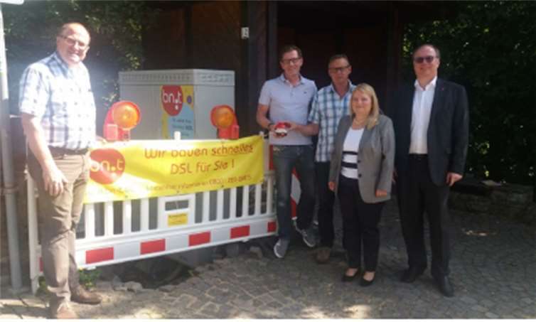 v.l. Bürgermeister der Verbandsgemeinde Guido Nisius, Ortsbürgermeister Wolfgang Heinisch, Günther Blatzheim, Bettina Blatzheim und Ortsbürgermeister Helmut Lussi schalten schnelles DSL für Fuchshofen und Schuld frei.privat