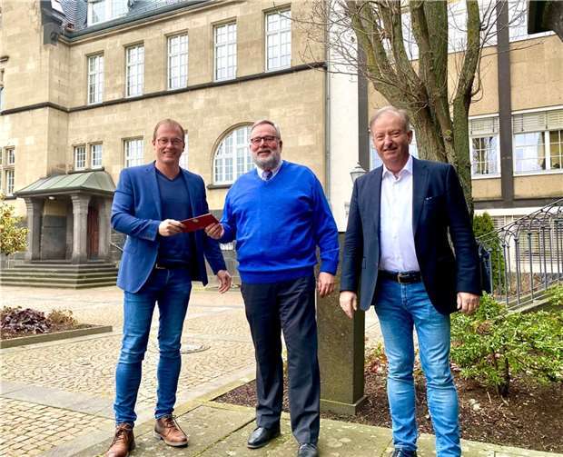 (v.l.) Bürgermeister der Verbandsgemeinde Mendig, Jörg Lempertz, Schiedsmann der Verbandsgemeinde Mendig, Hans-Jürgen Gross und Gerhard Bermel, Stellvertretender Schiedsmann der Verbandsgemeinde Mendig.  Foto: VG Mendig